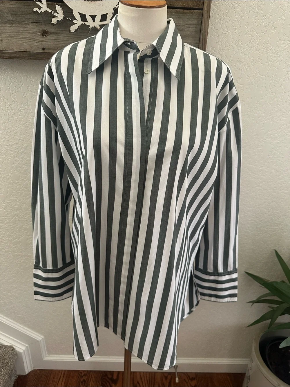 Banana Republic long sleeve oversized button down shirt gray stripe size M